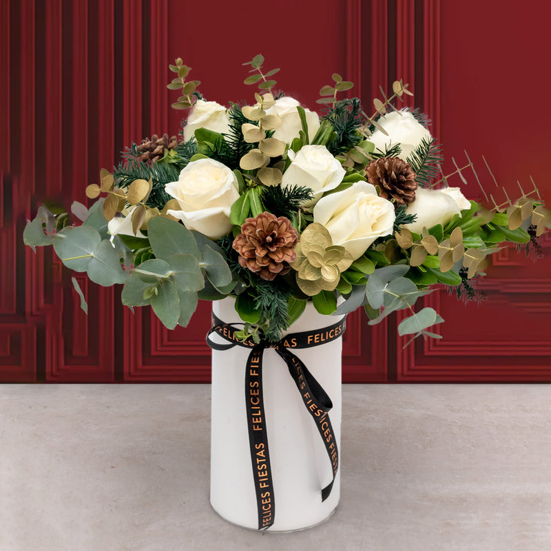 Blanca Navidad - Rosa Blanca con Piñas Navideñas
