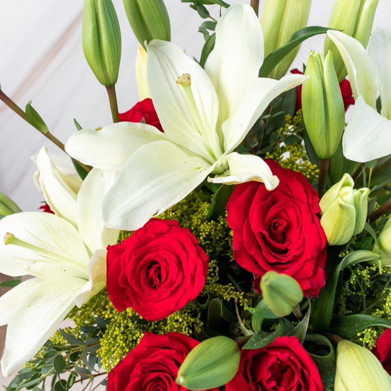 Carmín - Rosas Rojas y Lilium Blanca