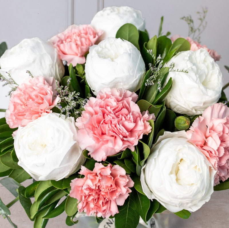 Pura Vida - Peonia Blanca y Clavel Rosa.