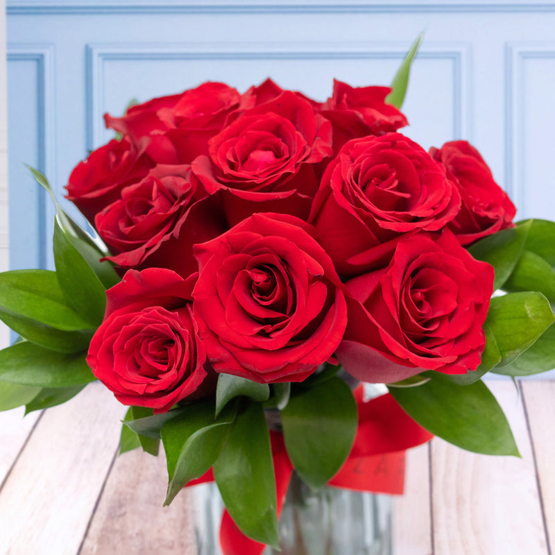 12 Rosas Rojas con Florero Rayado - Flores