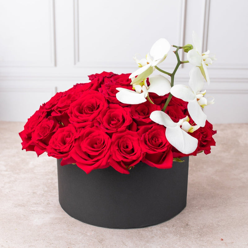 Escarlata - Caja de Rosas Rojas con Orquídea Blanca