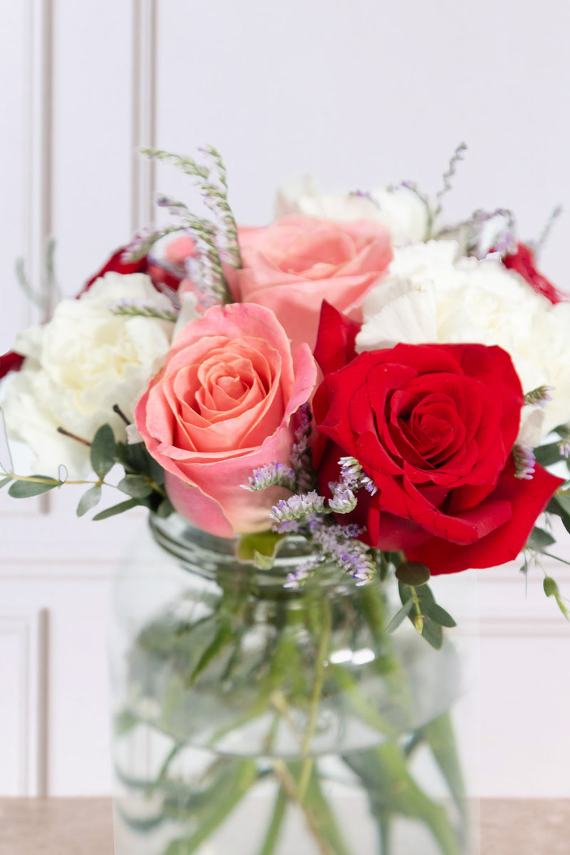 Centro de Mesa 15 - Rosa Clarita, Rosa Roja y Clavel Blanco