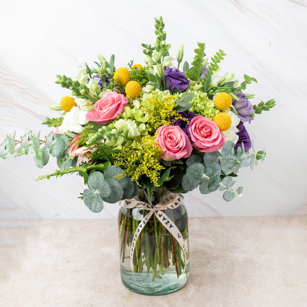 Amor Propio - Rosa Clarita, Clavel Blanco, Hortensia, Lisianthus, Craspedia y Perrito Blanco