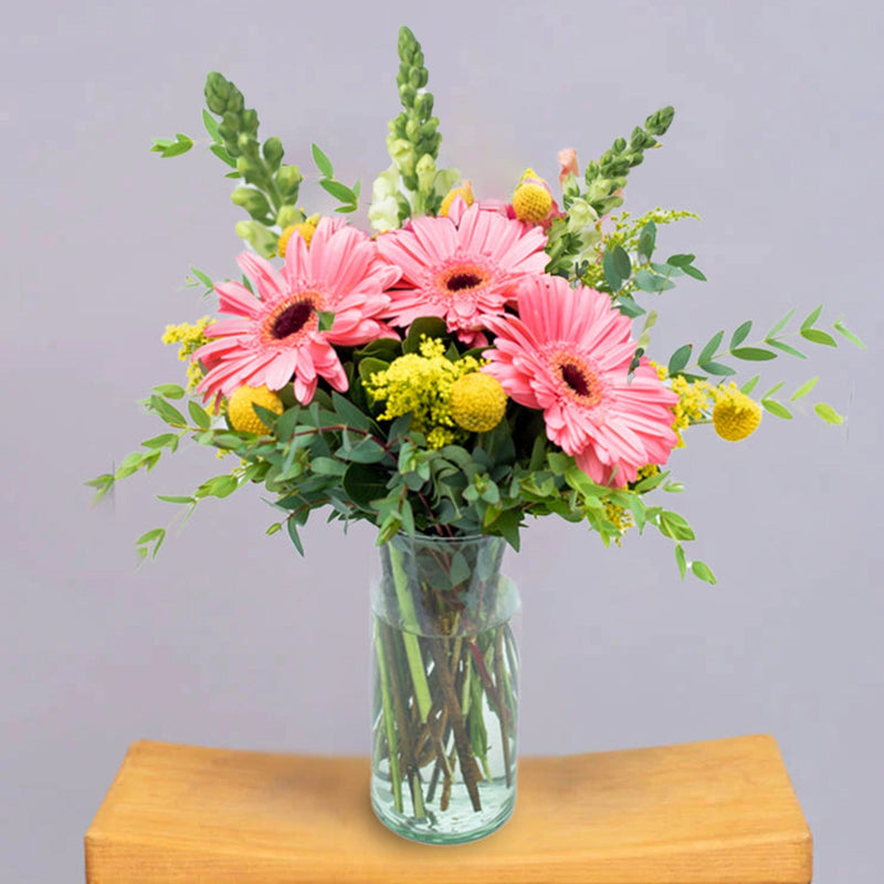 Optimista - Gerbera Rosa, Craspedia Amarilla y Perrito Blanco