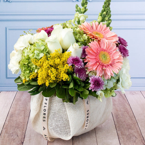 Querida - Gerbera Rosa, Morelianas, Hortensia y Perrito Blanco